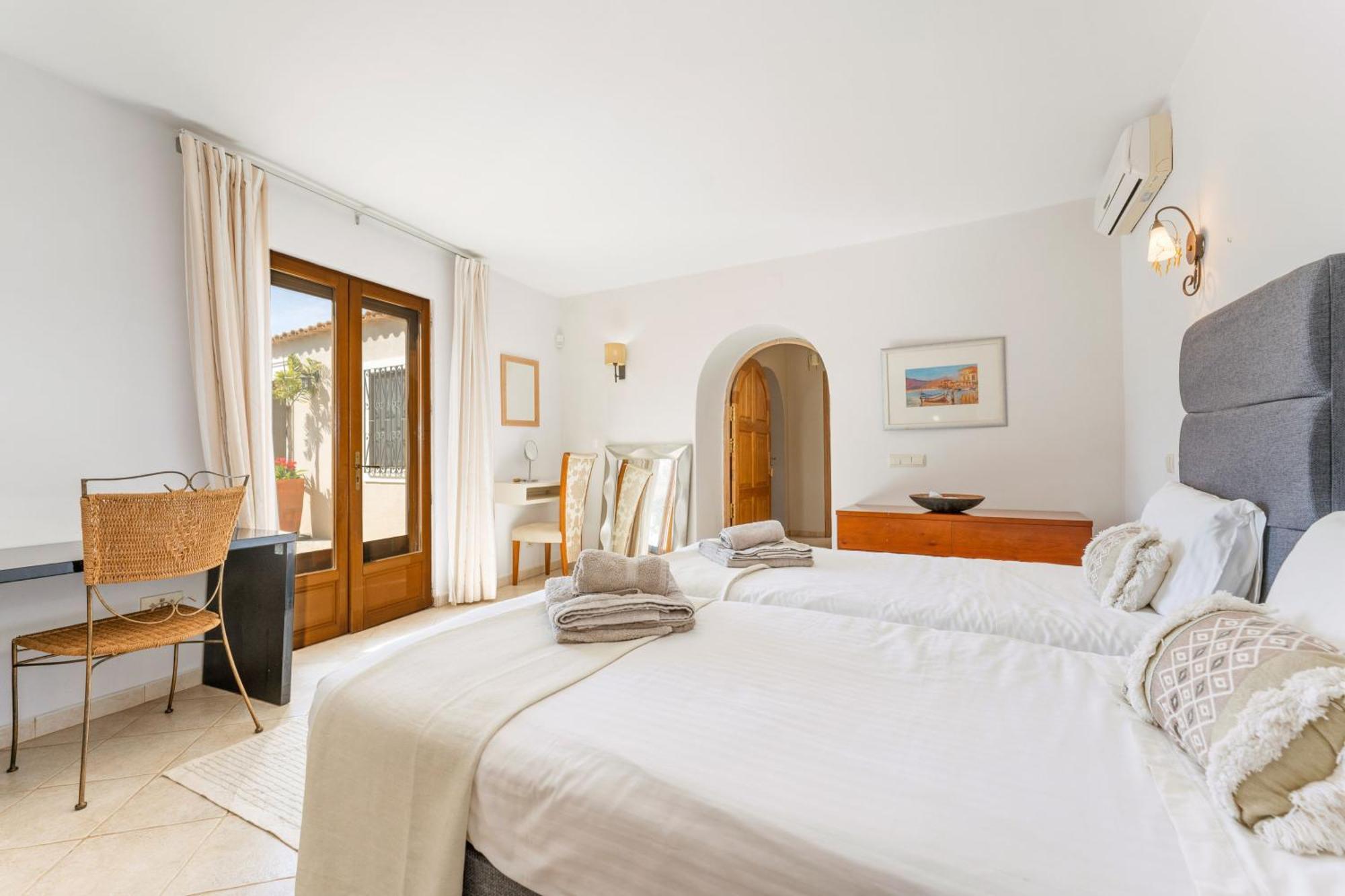 Algarve, Portugal With Pool 4 Ensuite Bedrooms, Private Pool, And Beautiful Gardens
